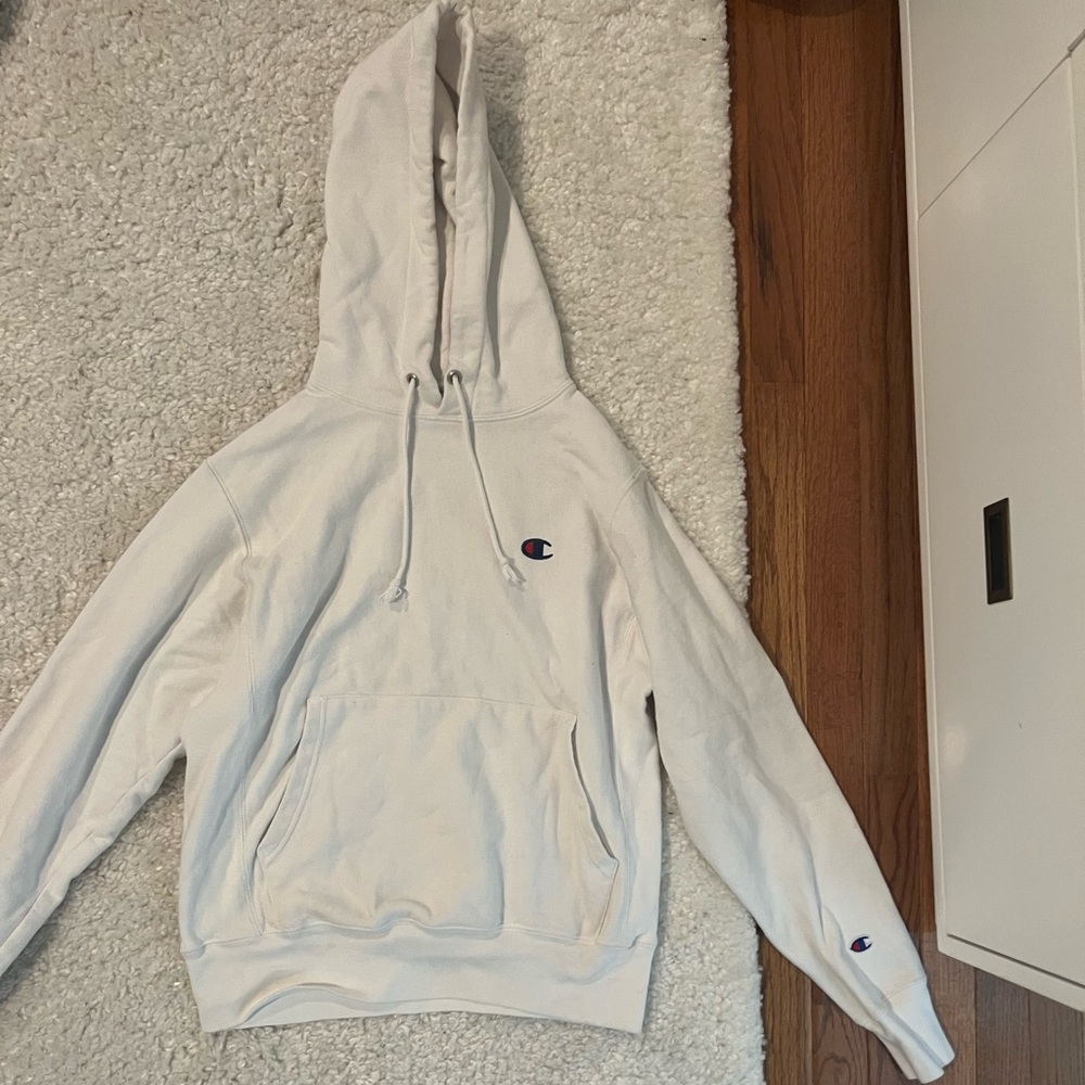 VINTAGE WHITE CHAMPION SWEATSHIRT (Urban Outfitters)